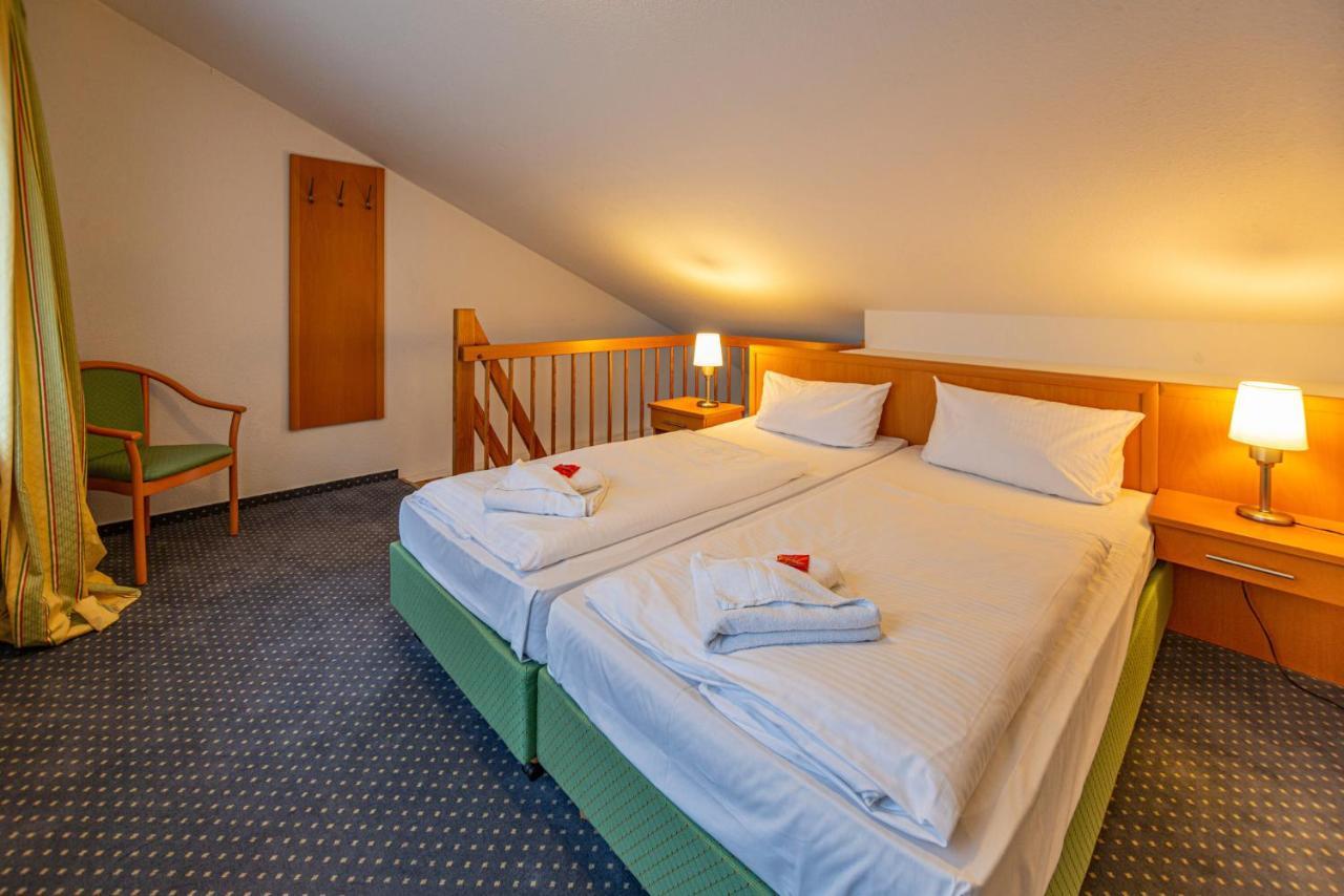 Hotel Rostock West Im "Kritzmow Park" Exterior photo